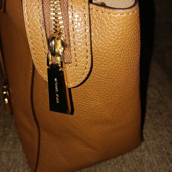 Gently used Michael Koss handbag🔥🙌💯 - Picture 4 of 8